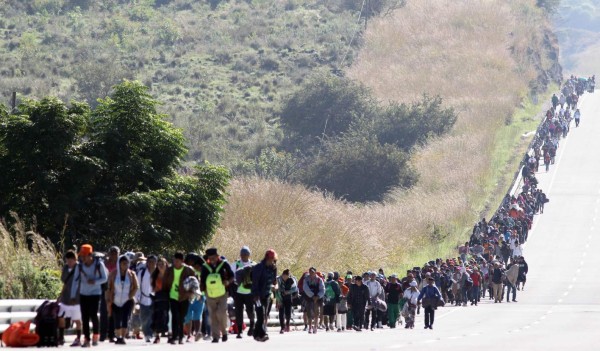 TOPSHOT - Migrants from poor Central American countries -mostly Hondurans- moving towards the United States in hopes of a better life, walk along the road between Zapopan and Tequila in the Mexican state of Jalisco, on their trek north, on November 13, 2018. - Defense Secretary Jim Mattis said Tuesday he will visit the US-Mexico border, where thousands of active-duty soldiers have been deployed to help border police prepare for the arrival of a 'caravan' of migrants. (Photo by ULISES RUIZ / AFP)
