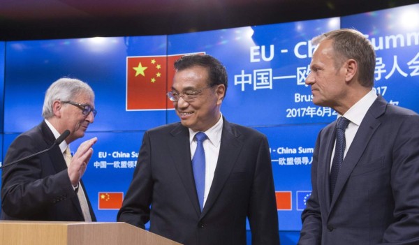 HO17 BRUSELAS (BÉLGICA), 02/06/2017.- El presidente de la Comisión Europea, Jean-Claude Juncker (i), el primer ministro chino, Li Keqiang (c) y el presidente del Consejo Europeo, Donald Tusk (d), abandonan la rueda de prensa conjunta que han dado tras la reunión de Li y los líderes de la UE en el marco la segunda jornada de la cumbre China - UE, en la sede del Consejo Europeo en Bruselas, Bélgica, hoy, 2 de junio de 2017. EFE/OLIVIER HOSLET