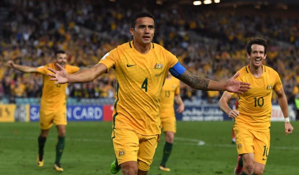 Tim Cahill of Australia (C) celebrates with teammates after scoring against Syria during their 2018 World Cup football qualifying match against Syria played in Sydney on October 10, 2017. / AFP PHOTO / WILLIAM WEST / -- IMAGE RESTRICTED TO EDITORIAL USE - STRICTLY NO COMMERCIAL USE --