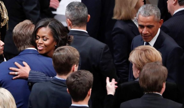 El tierno gesto de Bush con Michelle Obama en el funeral de su padre