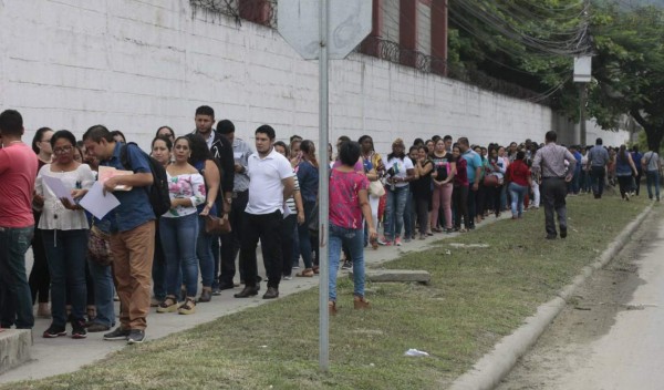 Maestros se someten a prueba de conocimiento para aplicar a una plaza