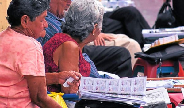 Investigan supuesta circulación de billetes de lotería 'chica” falsos