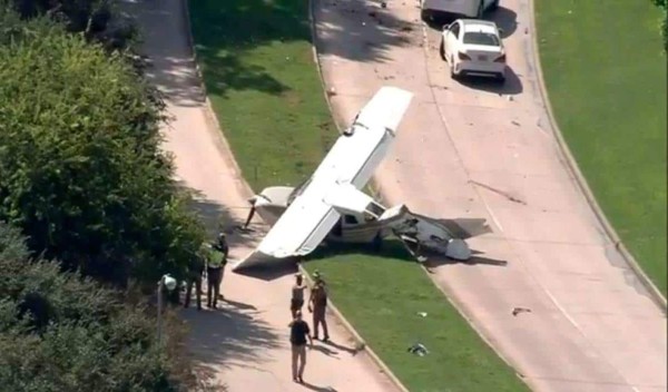 Avioneta se estrella en autopista de Texas