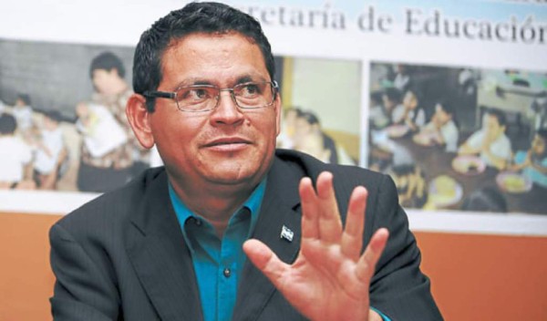 Marlon Escoto renuncia como ministro de Educación