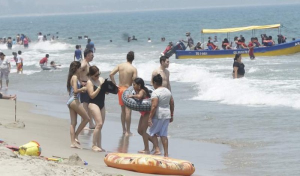 “No hemos tenido incidentes de esa magnitud. En caso de emergencia, las personas deben llamar al 911, si tienen un teléfono en la mano, o visitar en los puestos de socorro que tenemos en la playa”, dijo Michael Méndez, rescatista del Cuerpo de Bomberos.A lo largo de la playa urbana, los bomberos han instalado a cada 500 metros carpas verdes adonde ofrecen atención a los veraneantes que experimenten algún percance dentro del agua.“Pero nosotros les recomendamos a las personas que no entren a las partes más profundas del mar y que usen un chaleco flotador para mayor seguridad”, dijo el rescatista Juan Rojas.Mientras los socorristas mantienen la mirada puesta en los veraneantes, para mantener la seguridad y el orden, policías circulan por todas la playa y entre los negocios que venden refrescos, cervezas y alimentos.