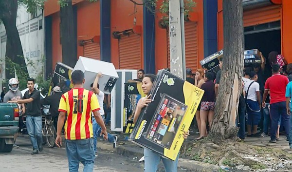 Con destrucción, saqueos y caos golpean a Honduras