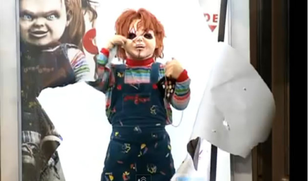 Video: Terror en las calles de Brasil por la aparición de Chucky