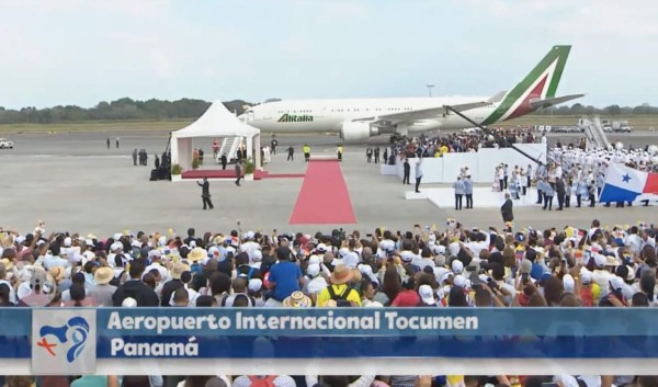 El Papa Francisco llega a Panamá entre ovaciones de miles de fieles