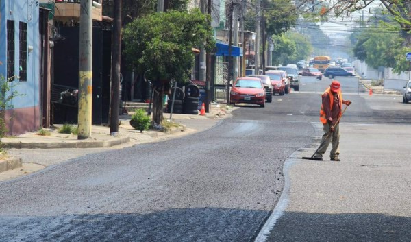 Colocan carpeta asfáltica en la 13 calle de Paz Barahona