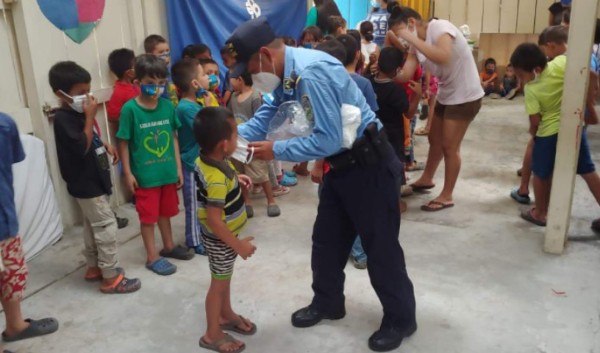 Policías hondureños comparten con personas de escasos recursos