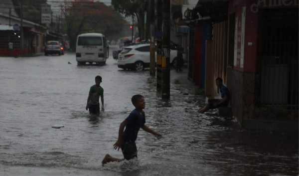 Fuerte lluvia y relámpagos afectan a San Pedro Sula