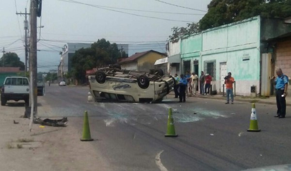 Tras veloz carrera, rapidito termina con las llantas para arriba