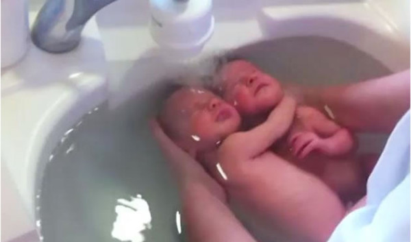 Tierno baño de bebés gemelos en París conmueve al mundo