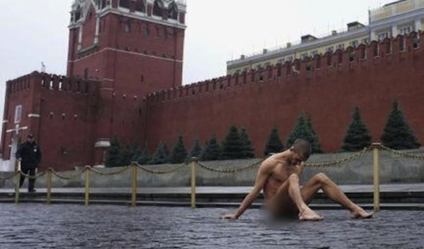 Liberan a ruso que clavó sus genitales en Plaza Roja de Moscú