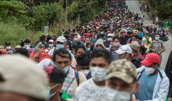 Suman 9,000 los hondureños que van en caravana hacia Estados Unidos