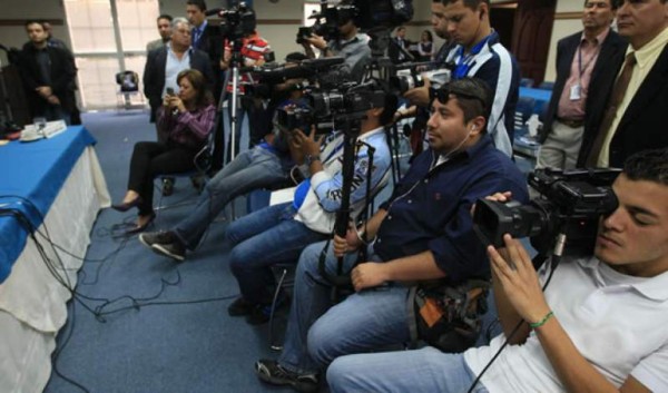 Medios llaman a candidatos a una campaña sin odio