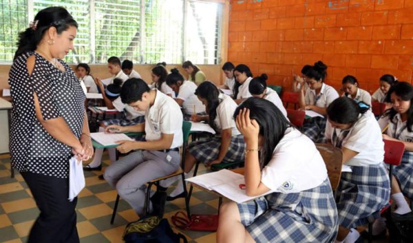 Aumento de salario a docentes podría ser de 1,000 a 2,000 lempiras