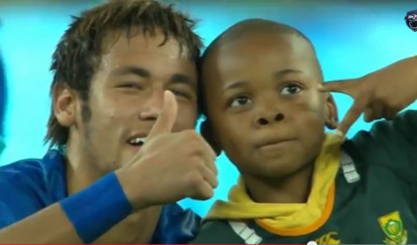 Video: Neymar evita que policías saquen del campo a un niño