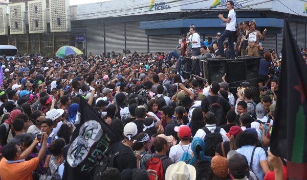 Resistencia acompaña marcha de universitarios en contra de rectora