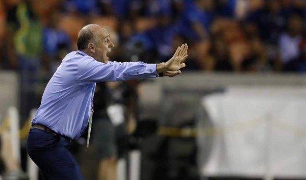 Honduras head coach Fabian Coito coaches during the CONCACAF Gold Cup Group C match against Curacao on June 21, 2019 at BBVA Stadium in Houston, Texas. (Photo by AARON M. SPRECHER / AFP)