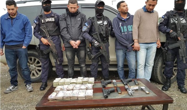 Envían a Tegucigalpa a los siete capturados con dinero y armas en La Ceiba