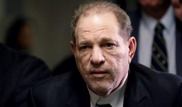 Weinstein sigue en agonía tras la suspensión de nuevo juicio por COVID-19