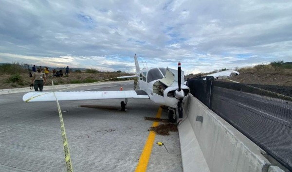 Avioneta aterriza de emergencia en medio de autopista de México