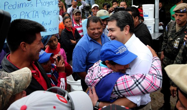 Presidente Hernández entrega 304 tarjetas de identidad en La Paz