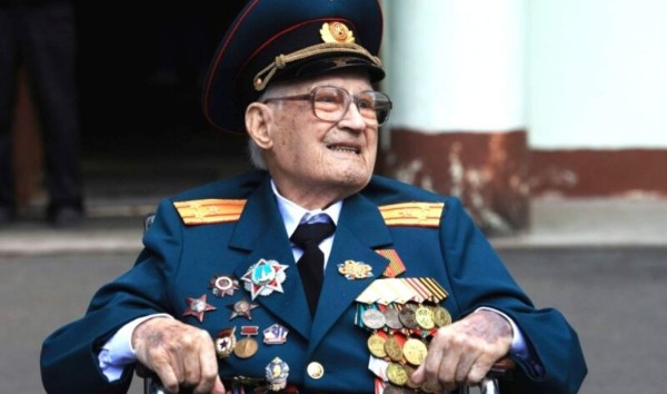 'Nací por segunda vez': veterano ruso supera el covid a sus 102 años