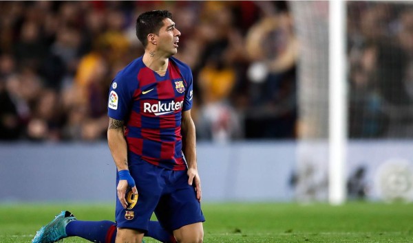 Luis Suárez estará unos cuatro meses de baja en el Barcelona tras operación en rodilla