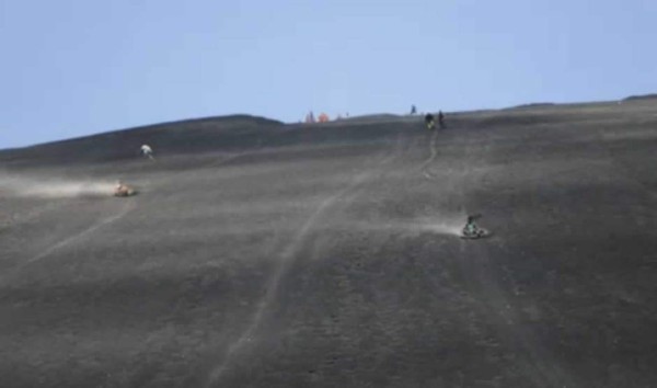 Volcano boarding atrae a miles de turistas en Nicaragua