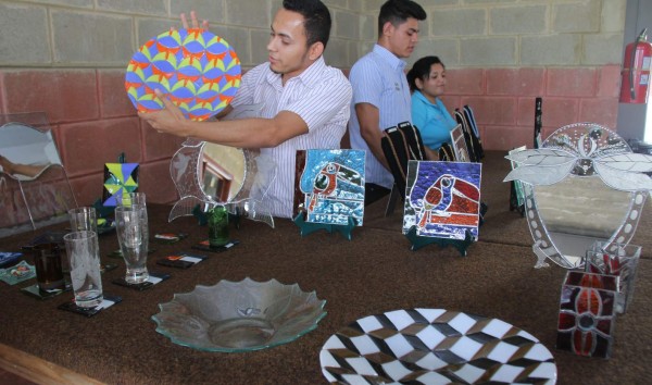 Pioneros de la artesanía en vidrio están en El Progreso