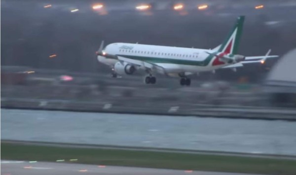 Dramático momento en el que un avión aborta su aterrizaje al tocar la tierra