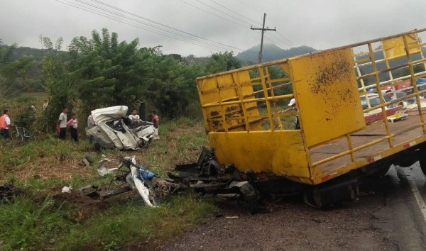 Un muerto en fatal accidente entre rastra y camión Santa Cruz de Yojoa