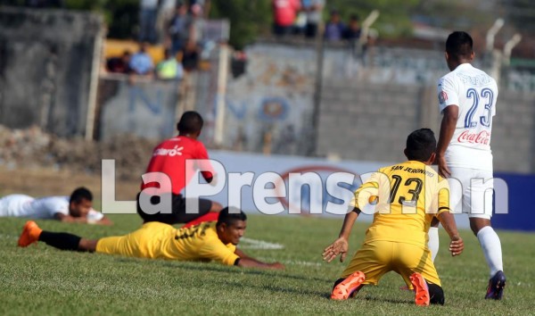 VIDEO: Otra vez atacan las abejas en partido de fútbol en Honduras