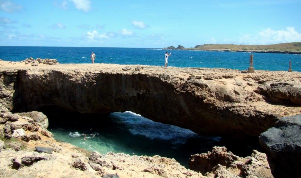 De paseo por el Puente Natural Bebé en Aruba