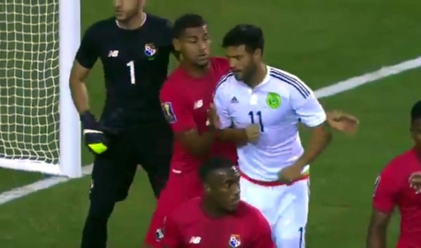 VIDEO: Perdonan tarjeta roja a Carlos Vela por un codazo