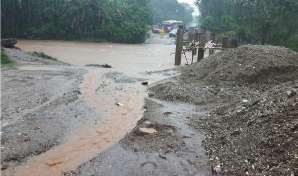 Cerrado el paso hacia el municipio de Iriona, Colón, por fuertes lluvias