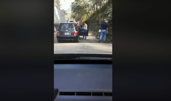 Video: Un hombre le da gran lección a mujer que tira basura en la calle