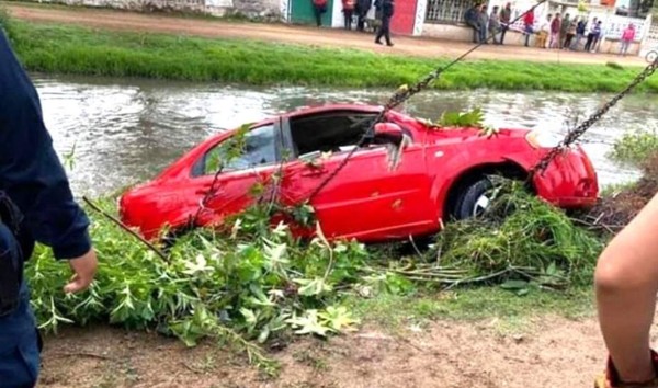 Mueren dos mujeres tras caer en canal de aguas negras en México