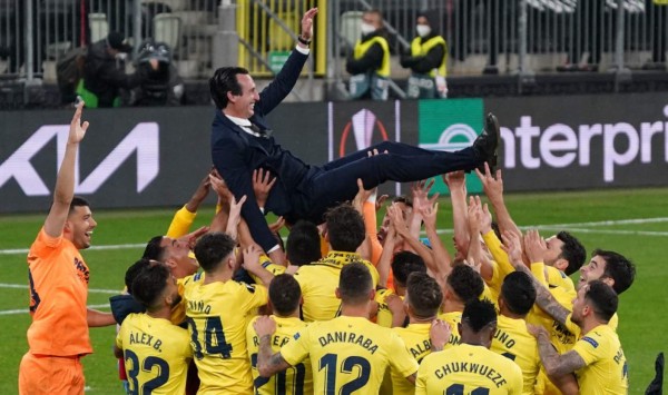 Villarreal's players throw Villarreal's Spanish coach Unai Emery into the air as they celebrate winning the UEFA Europa League final football match between Villarreal CF and Manchester United at the Gdansk Stadium in Gdansk on May 26, 2021. (Photo by Janek Skarzynski / various sources / AFP)