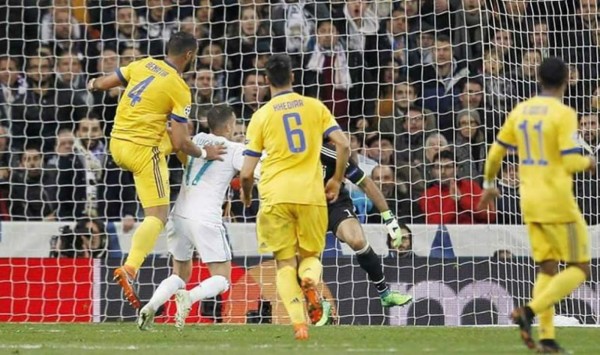 Benatia empujó en el área a Lucas Vázquez en el tiempo de descuento y el árbitro decretó el penal para el Real Madrid.