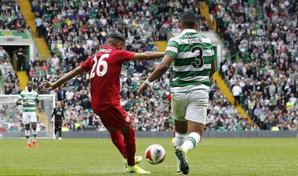 Emilio Izaguirre destaca en otra posición en amistoso contra el Leicester City