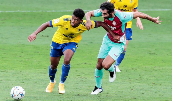 El delantero hondureño del Cádiz, Antony Lozano, lucha por el balón con el defensa del Villareal, Raúl Albiol. Foto EFE