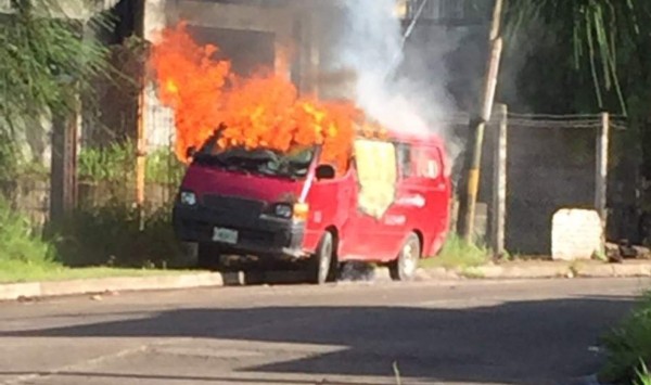 Incendian carro repartidor de la empresa café 'El Indio'