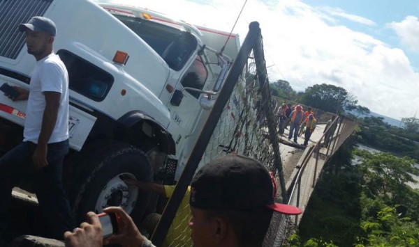 Se cae el puente sobre el río Humuya en Santa Rita, Yoro  