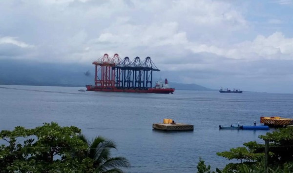 Llegan dos súper grúas a terminal marítima de Puerto Cortés