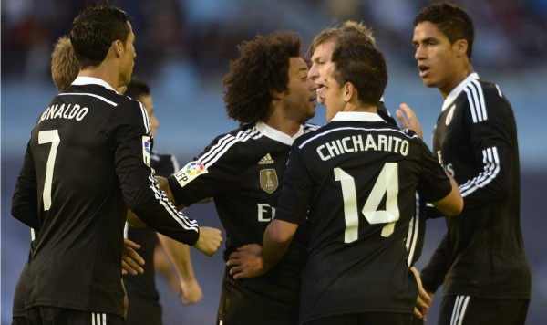 'Chicharito' mantiene en la pelea por la liga al Real Madrid