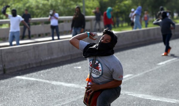 Estudiantes y policía se enfrentan en la Unah