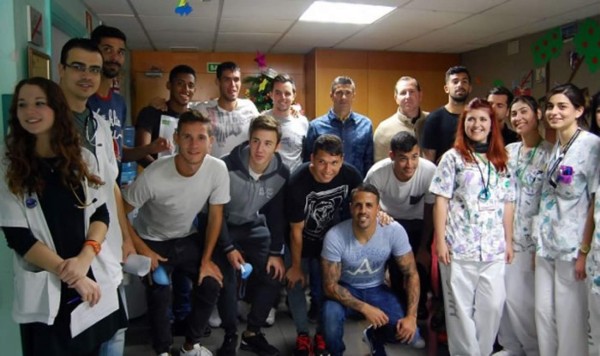 'Choco' Lozano y Tenerife llevan alegría a niños en hospital